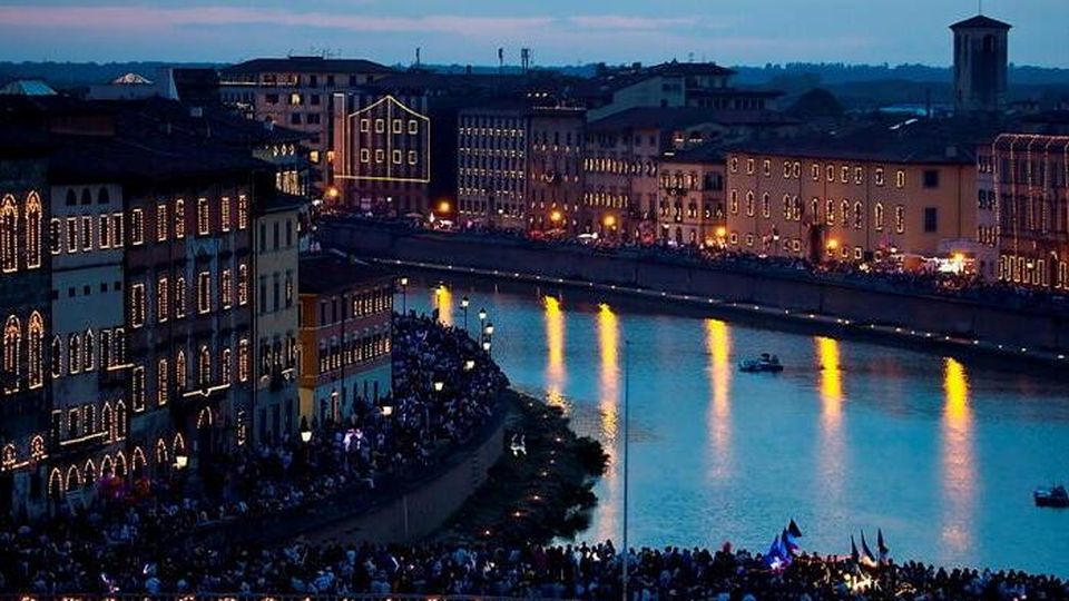 Pisa, torna la magia della Luminara. Divieti per vetro e musica